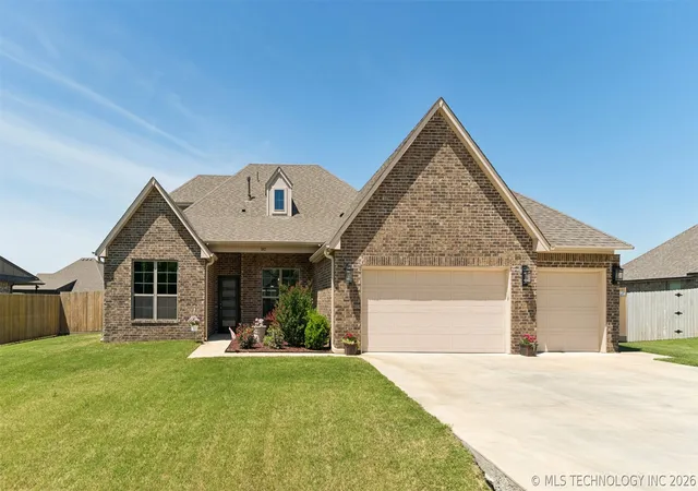 Photo 2 of Single family home for sale at 182 N Phillips St, Skiatook, OK 74070 | MLS# 2616699 | Listing updated on 2026-08-26