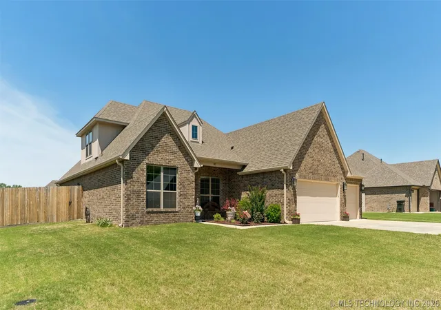 Photo 3 of Single family home for sale at 182 N Phillips St, Skiatook, OK 74070 | MLS# 2616699 | Listing updated on 2026-08-26