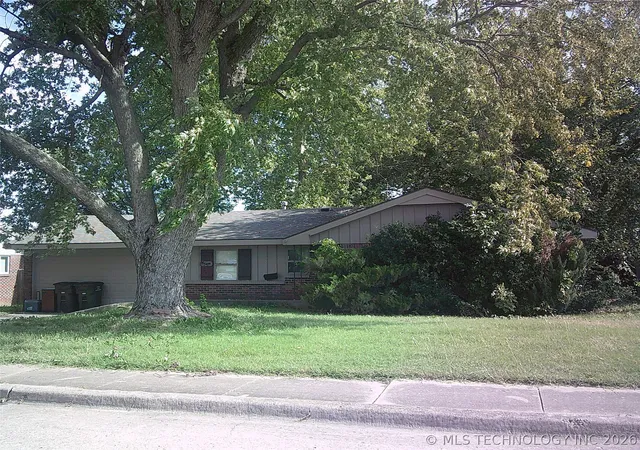 Homes for sale in Bartlesville, OK | 124 S Fenway Pl, Bartlesville, OK 74006 | MLS# 2616929