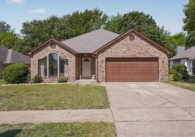 Photo 1 of Sale Pending at 208 S Poplar Ave, Broken Arrow, OK 74012 | MLS# 2617097 | Listing updated on 2026-08-20