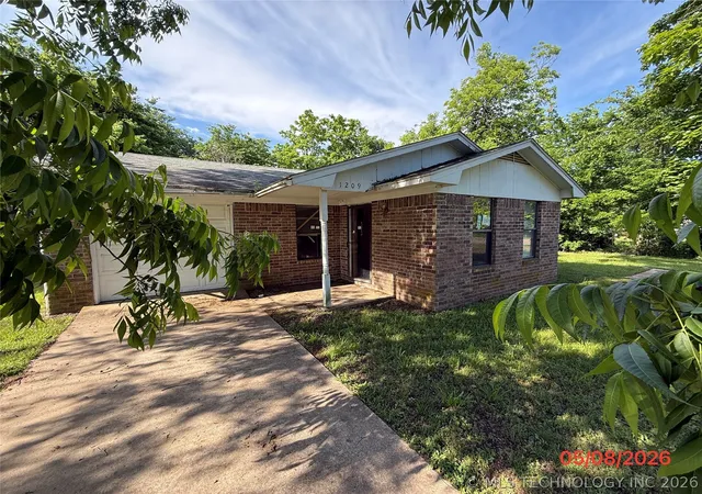 Homes for sale in Hugo, OK | 1209 W Kiamichi St, Hugo, OK 74743 | MLS# 2617148