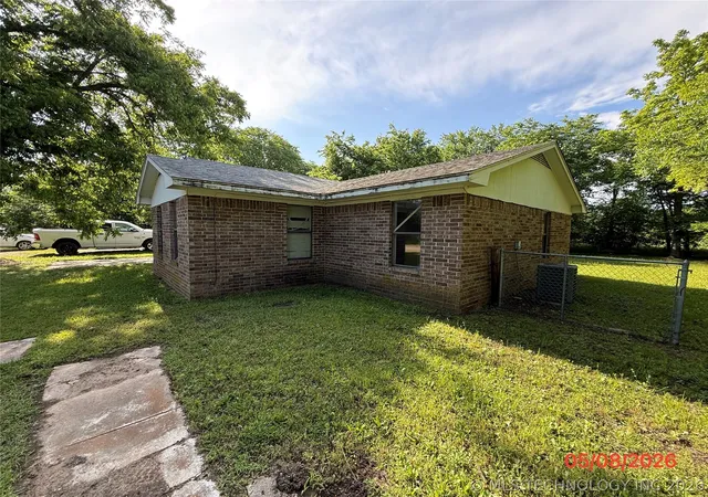 3rd image of 1209 W Kiamichi St, Hugo, OK 74743 | MLS# 2617148