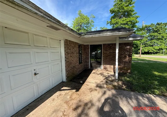 Homes for sale in Hugo, OK | 1209 W Kiamichi St, Hugo, OK 74743 | MLS# 2617148