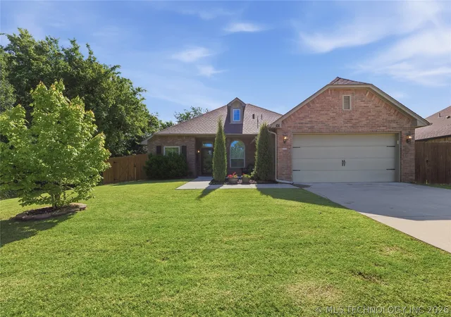 Homes for sale in Broken Arrow, OK | 101 S 47th St, Broken Arrow, OK 74014 | MLS# 2617164