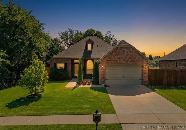 Homes for sale in Broken Arrow, OK | 101 S 47Th St, Broken Arrow, OK 74014 | MLS# 2617164