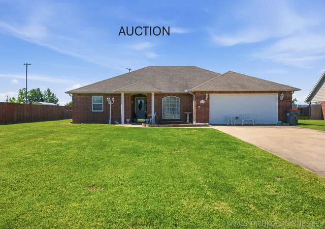 Homes for sale in Grove, OK | 802 E 10th Ter, Grove, OK 74344 | MLS# 2615899