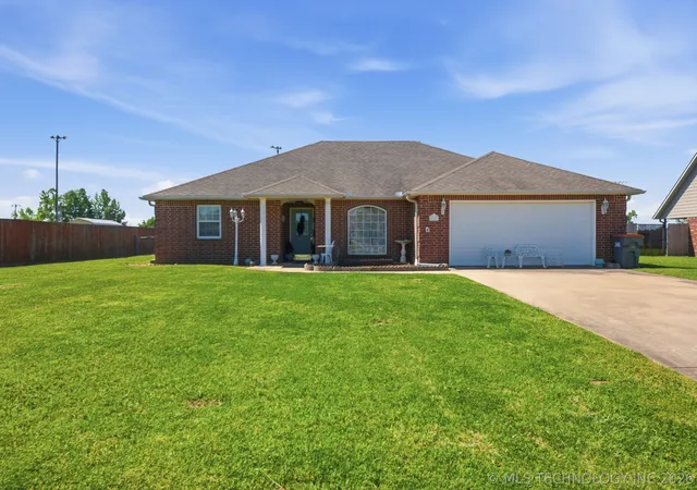 Homes for sale in Grove, OK | 802 E 10th Ter, Grove, OK 74344 | MLS# 2615899