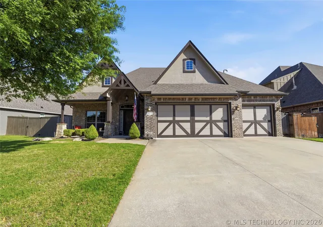Photo 2 of Sale Pending at 2813 W Edgewater St, Broken Arrow, OK 74012 | MLS# 2617364 | Listing updated on 2026-08-20