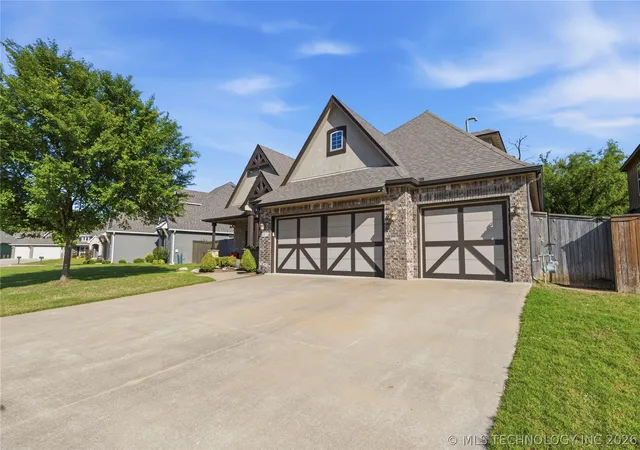 Photo 3 of Sale Pending at 2813 W Edgewater St, Broken Arrow, OK 74012 | MLS# 2617364 | Listing updated on 2026-08-20