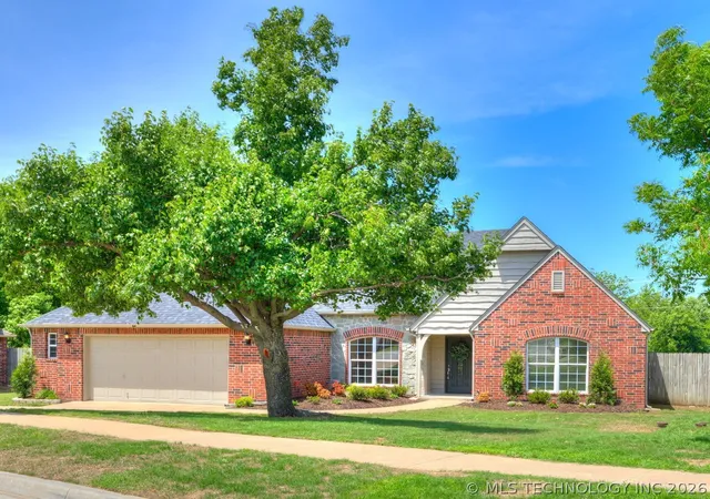 Photo 2 of Single family home for sale at 8512 N 100th Eastavenue, Owasso, OK 74055 | MLS# 2617378 | Listing updated on 2026-08-20