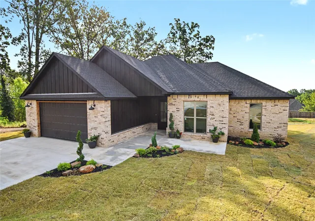 Photo 1 of Single family home for sale at 685 Woodlands Dr, Tahlequah, OK 74464 | MLS# 2617784 | Listing updated on 2026-09-24