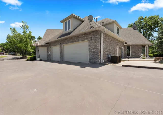 Photo 5 of Sale Pending at 412 W Sunset Ct, Catoosa, OK 74015 | MLS# 2617864 | Listing updated on 2026-08-20