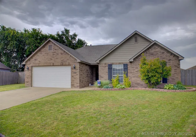 Homes for sale in Glenpool, OK | 1102 E 146th Pl S, Glenpool, OK 74033 | MLS# 2618046