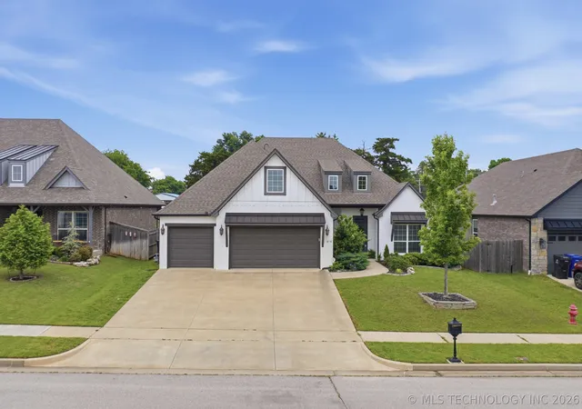 Photo 1 of Sale Pending at 814 E Delmar Pl, Broken Arrow, OK 74012 | MLS# 2618340 | Listing updated on 2026-08-20