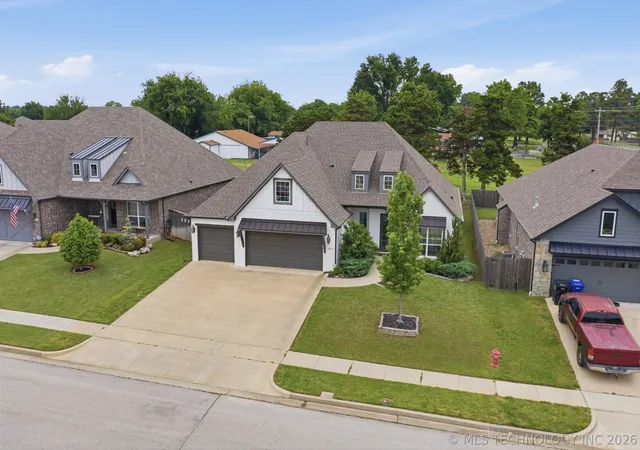 Photo 2 of Sale Pending at 814 E Delmar Pl, Broken Arrow, OK 74012 | MLS# 2618340 | Listing updated on 2026-08-20