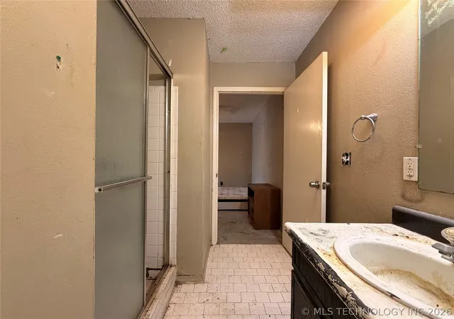 Homes for sale in Tulsa, OK | 2216 E 66th Place, Tulsa, OK 74136 | Houzeo