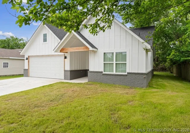 1st image of 101 Zachary Dr, Grove, OK 74344 | MLS# 2617948
