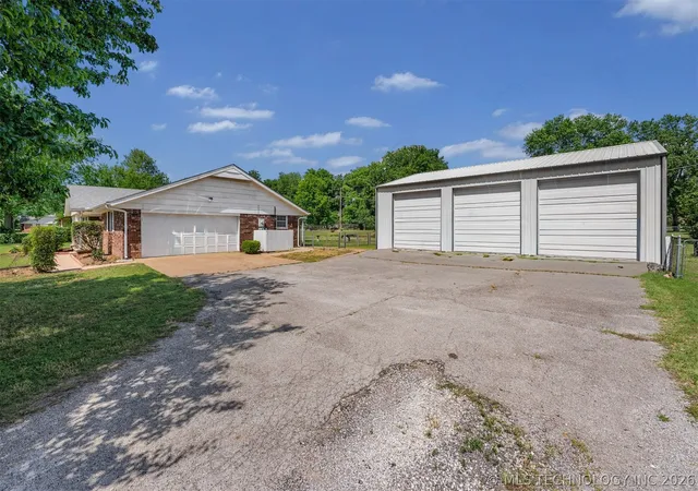 2nd image of 212 N Will Rogers Loop W, Oologah, OK 74053 | MLS# 2618493
