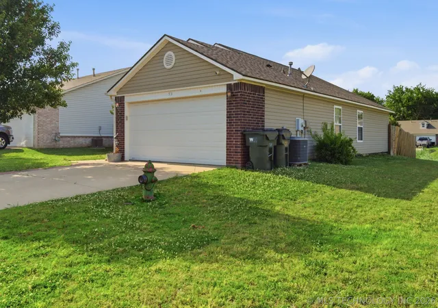 Homes for sale in Sapulpa, OK | 93 W Fairlane Pl, Sapulpa, OK 74066 | MLS# 2618242