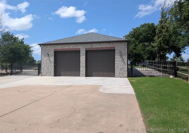 Photo 2 of Single family home for sale at 4809 Oak Leaf Dr, Tulsa, OK 74132 | MLS# 2618503 | Listing updated on 2026-09-29