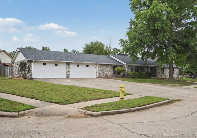 Photo 2 of Single family home for sale at 2003 N Main St, Owasso, OK 74055 | MLS# 2618699 | Listing updated on 2026-08-20