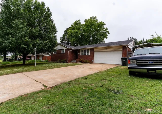 Homes for sale in Bristow, OK | 18 S Meadowhill Dr, Bristow, OK 74010 | MLS# 2618916