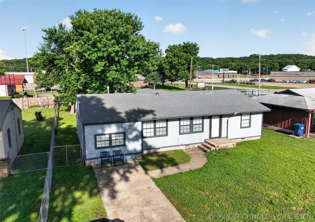 2nd image of 108 Maple St, Locust Grove, OK 74352 | MLS# 2619168