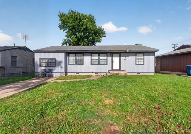 3rd image of 108 Maple St, Locust Grove, OK 74352 | MLS# 2619168