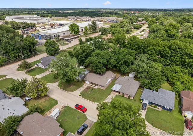 2nd image of 920 Crestview St, Ada, OK 74820 | MLS# 2619352