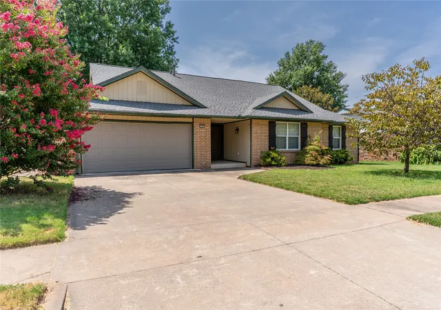 1st image of 805 W Albuquerque St, Broken Arrow, OK 74011 | MLS# 2619174