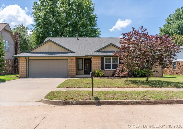 2nd image of 805 W Albuquerque St, Broken Arrow, OK 74011 | MLS# 2619174