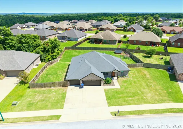 Photo 3 of Single family home for sale at 909 Carter Ct, Siloam Springs, AR 72761 | MLS# 2619406 | Listing updated on 2026-09-22