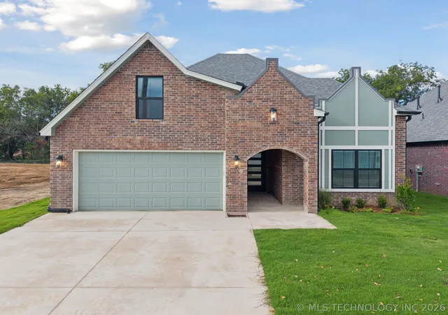 1st image of 213 W Broadway St, Owasso, OK 74055 | MLS# 2619739