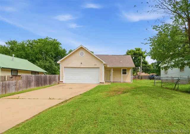 Homes for sale in Coweta, OK | 323 W Cypress St, Coweta, OK 74429 | MLS# 2619789