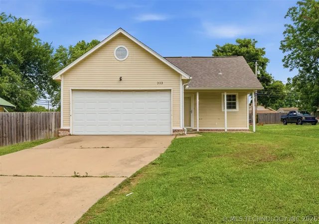 Homes for sale in Coweta, OK | 323 W Cypress St, Coweta, OK 74429 | MLS# 2619789