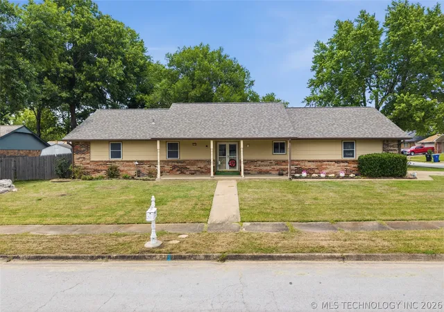 Homes for sale in Broken Arrow, OK | 3016 E Knoxville St, Broken Arrow, OK 74014 | MLS# 2619818