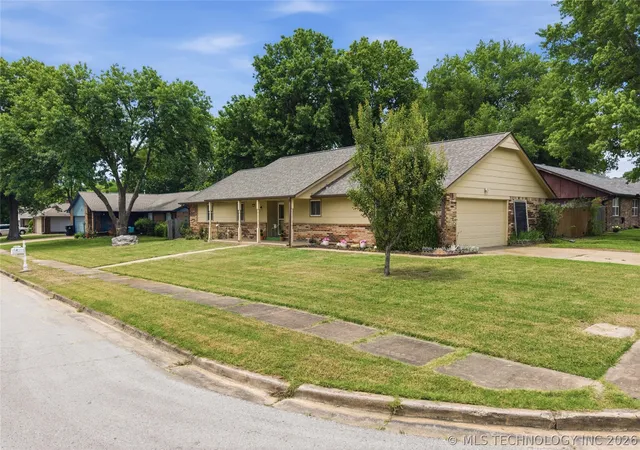 Homes for sale in Broken Arrow, OK | 3016 E Knoxville St, Broken Arrow, OK 74014 | MLS# 2619818