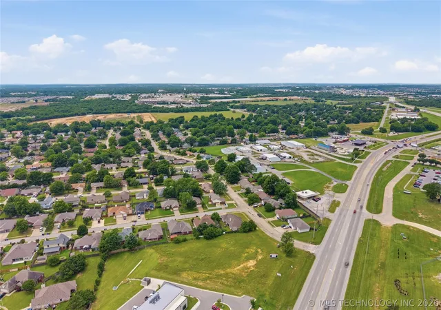 Homes for sale in Broken Arrow, OK | 3016 E Knoxville St, Broken Arrow, OK 74014 | MLS# 2619818