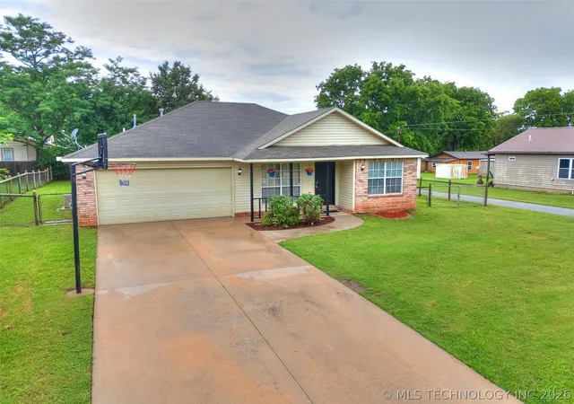 Homes for sale in Coweta, OK | 308 N Bristow Ave, Coweta, OK 74429 | MLS# 2619453