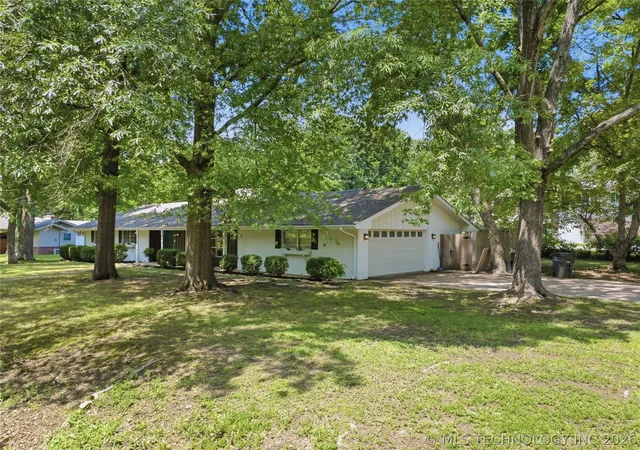 Homes for sale in Bartlesville, OK | 1015 Brookside Pkwy, Bartlesville, OK 74006 | MLS# 2619985