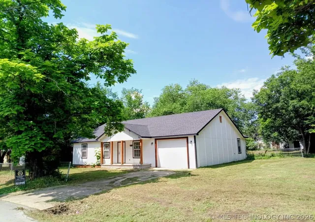 Homes for sale in Okmulgee, OK | 714 Cedar Ln, Okmulgee, OK 74447 | MLS# 2620058