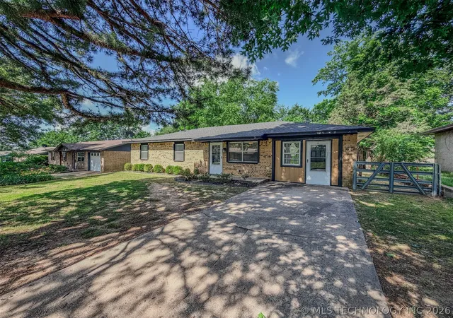 Homes for sale in Tahlequah, OK | 504 S Cedar Pl, Tahlequah, OK 74464 | MLS# 2617318