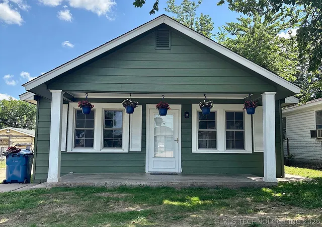 Photo 2 of Single family home for sale at 1121 E Walnut St, Cushing, OK 74023 | MLS# 2619869 | Listing updated on 2026-08-20
