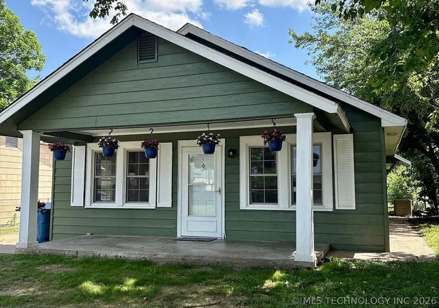 Photo 3 of Single family home for sale at 1121 E Walnut St, Cushing, OK 74023 | MLS# 2619869 | Listing updated on 2026-08-20