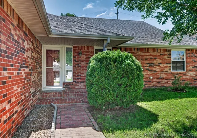 Photo 3 of Single family home for sale at 118 Canterbury Ct, Bartlesville, OK 74006 | MLS# 2620232 | Listing updated on 2026-06-03