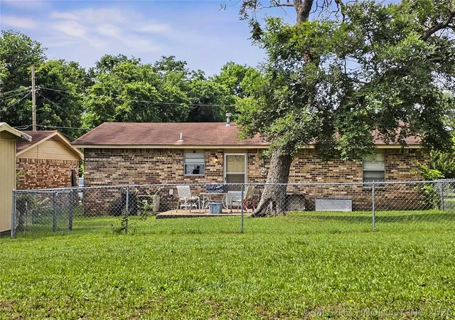 Homes for sale in Tahlequah, OK | 220 W Ross St, Tahlequah, OK 74464 | MLS# 2620172