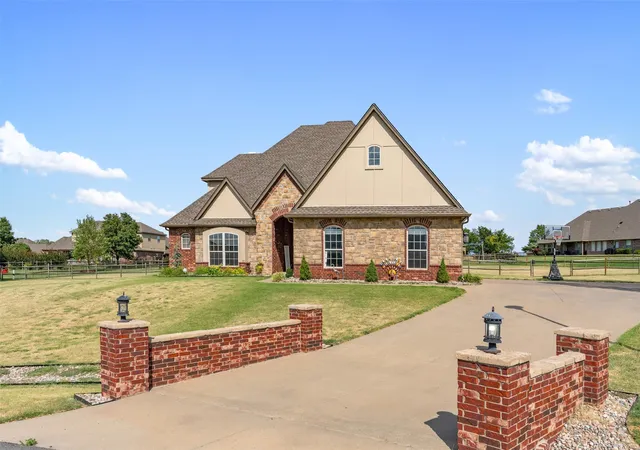 Photo 3 of Single family home for sale at 8255 N 70th Eastcourt, Owasso, OK 74055 | MLS# 2620238 | Listing updated on 2026-08-24