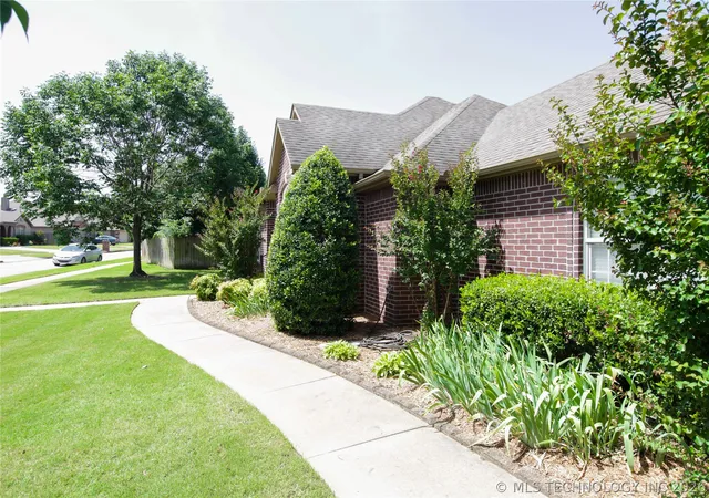 2nd image of 1506 N 19 Pl, Broken Arrow, OK 74012 | MLS# 2620466