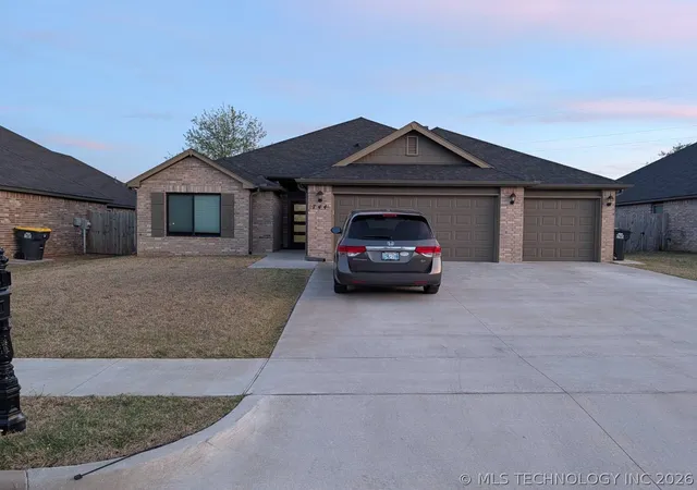 Homes for sale in Glenpool, OK | 744 E 139th Pl, Glenpool, OK 74033 | MLS# 2612401