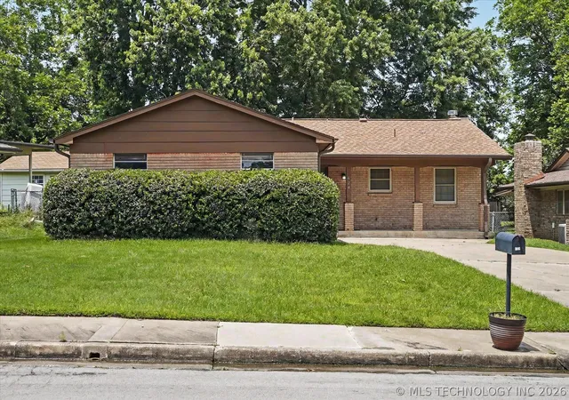 Homes for sale in Broken Arrow, OK | 424 W Gary St, Broken Arrow, OK 74012 | MLS# 2620374